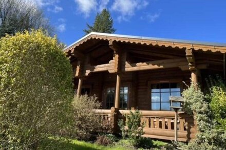 'elm' Countryside Log Cabin With Private Hot Tub