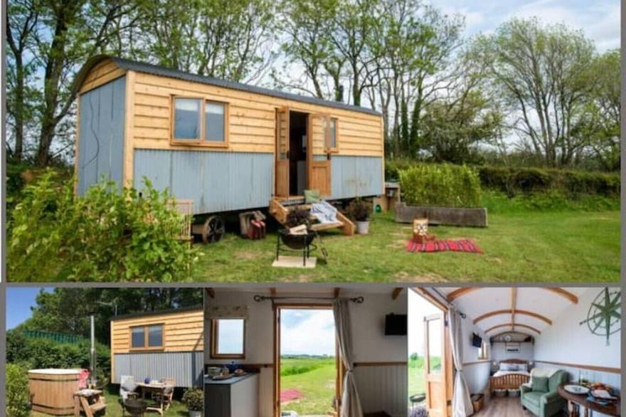 Luxury Shepherds Hut, hot tub & panoramic views