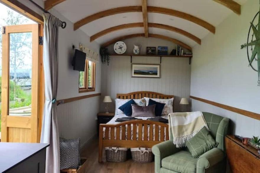 Luxury Shepherds Hut, hot tub & panoramic views
