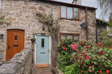 HILSTON, family friendly, character holiday cottage in Dyserth