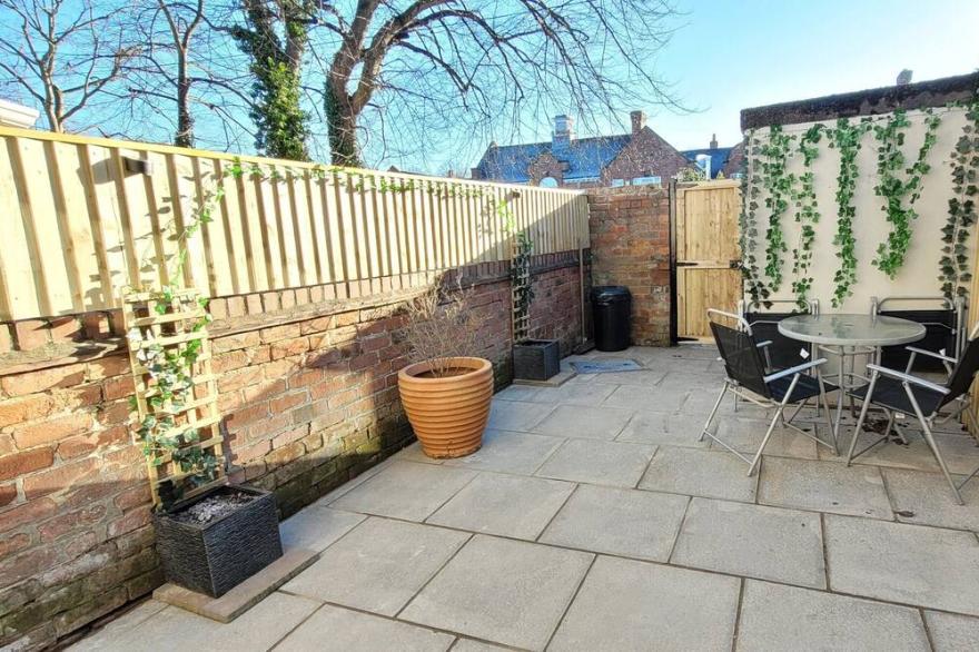 2 bed home close to York Racecourse with parking