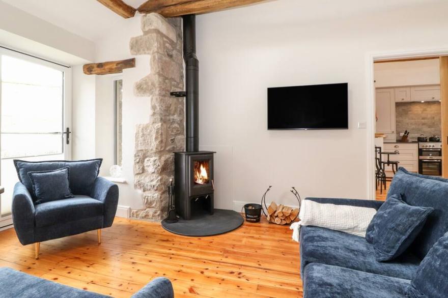 ADA’S HIDEAWAY, pet friendly, with open fire in Sizergh, Cumbria