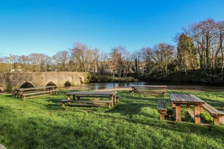 THE HIDEOUT, pet friendly, character holiday cottage in Lostwithiel