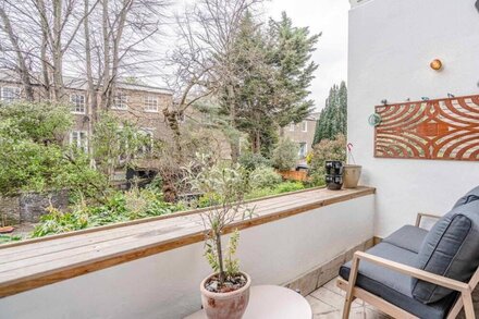 Tranquil Two Bedroom Garden Apartment with Terrace