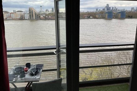 Flat on the banks of the Thames