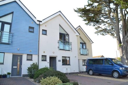 Light, modern townhouse with patio, a minute from beach; child- and pet-friendly