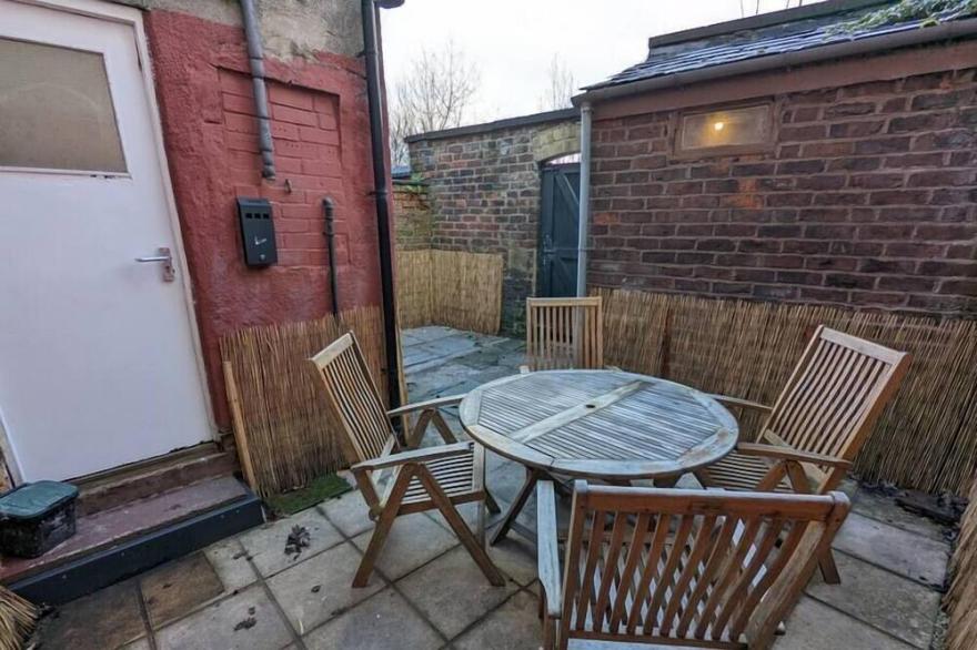 This House Is A 3 Bedroom(s), 1 Bathrooms, Located In Salford, Greater Manchester.