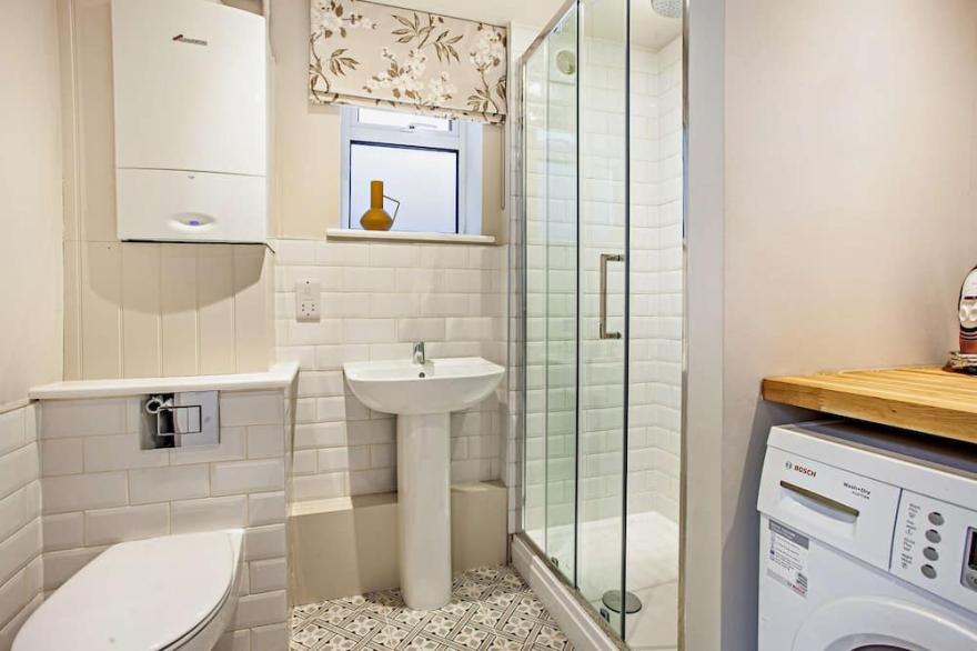 Larchmont Lodge - newly renovated with parking