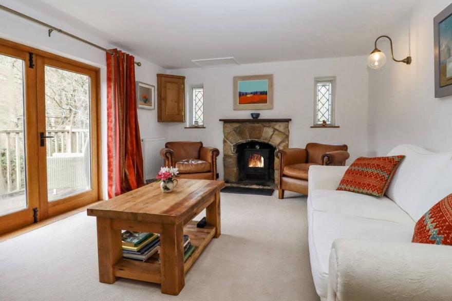 BRIGHTLING COTTAGE, with open fire in Netherfield, East Sussex