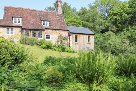 BRIGHTLING COTTAGE, with open fire in Netherfield, East Sussex