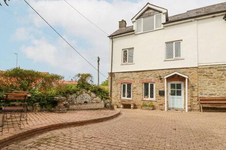 BRO TREF COTTAGE, pet friendly, with open fire in St Mawgan