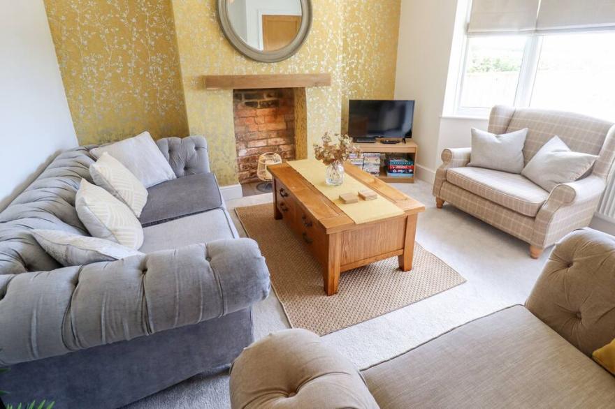 ROSE DENE, pet friendly, with a garden in South Cave