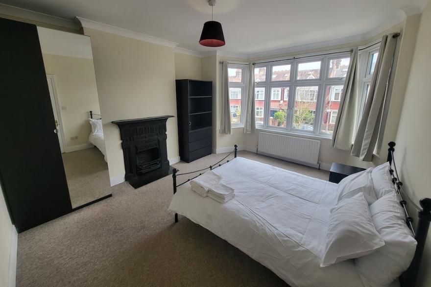 Spacious Central 5 Bedroom House By Tube Station