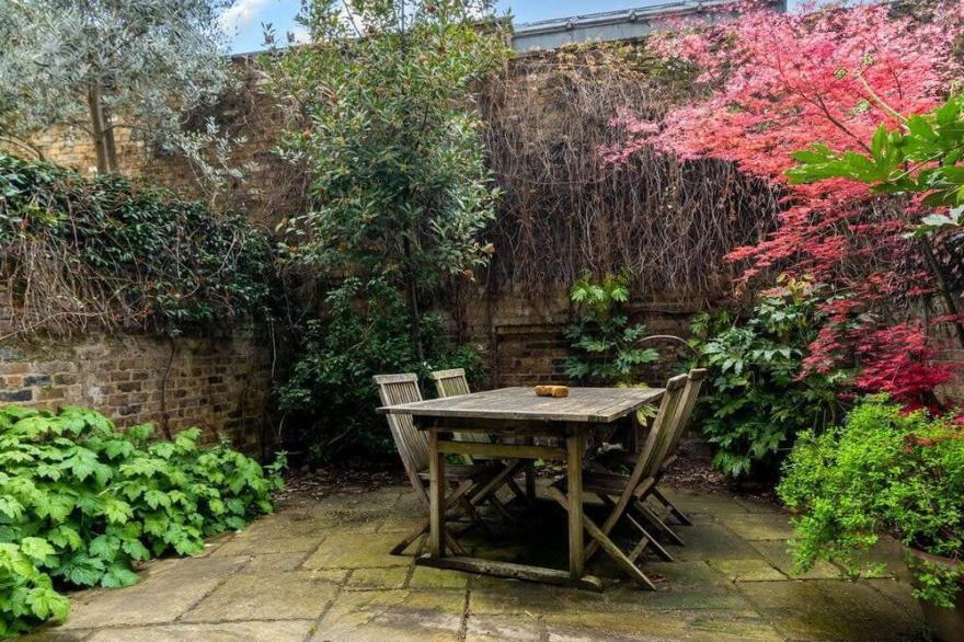 3BR Primrose Hill park apartment with garden