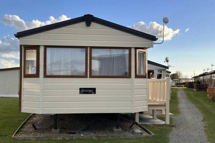 Stunning 4-Bed Caravan in Mablethorpe sleeps 10