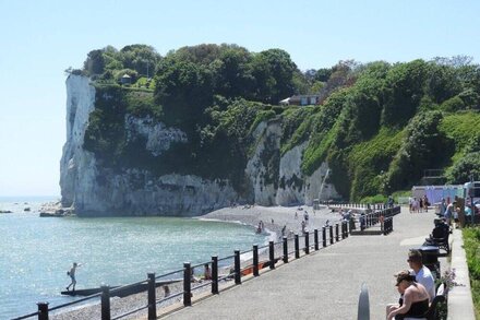 Immaculate 2-Bed Cottage in Dover