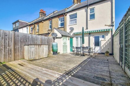 Pebble Cottage - A modern end of terraced house conveniently located to both Walton and Frinton