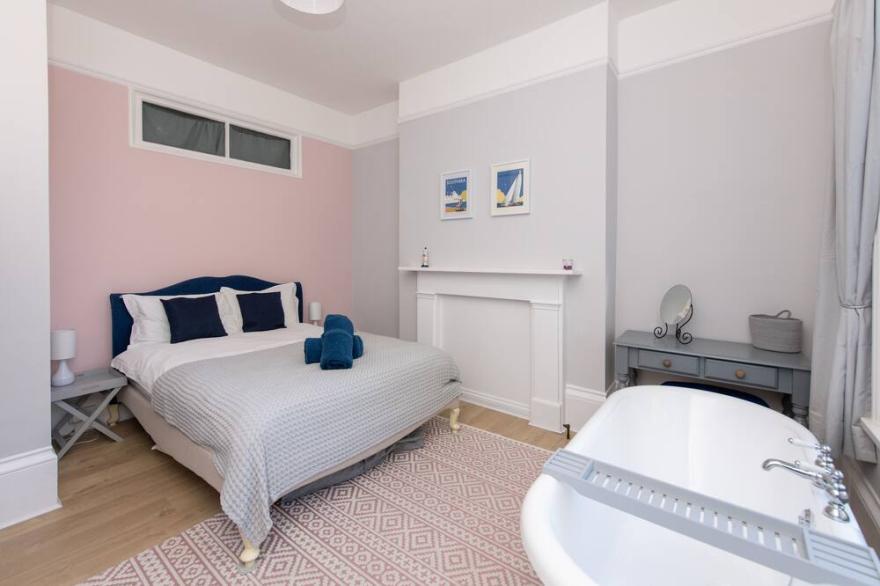 3 Bed Garden Apartment & stroll to the beach!