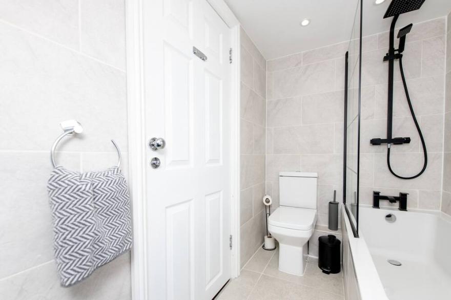 3 Bed Garden Apartment & stroll to the beach!