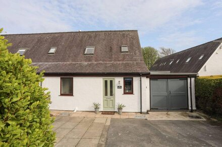 240 CAE DU, pet friendly, with open fire in Abersoch