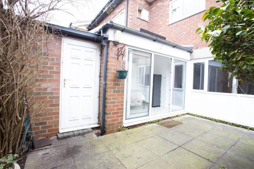 Hurley House - Close To M/cr Airport, M60 & M56