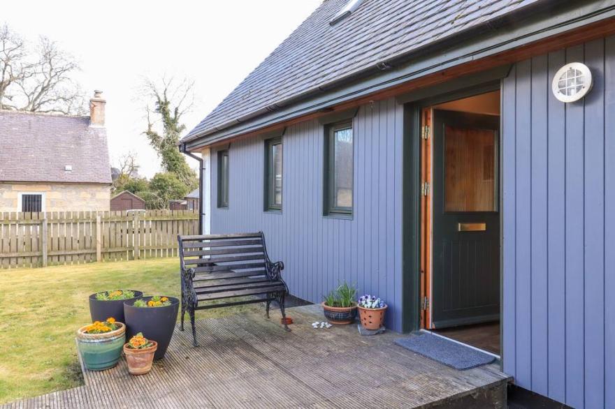 BRODIE EAST COTTAGE, Family Friendly, With A Garden In Forres
