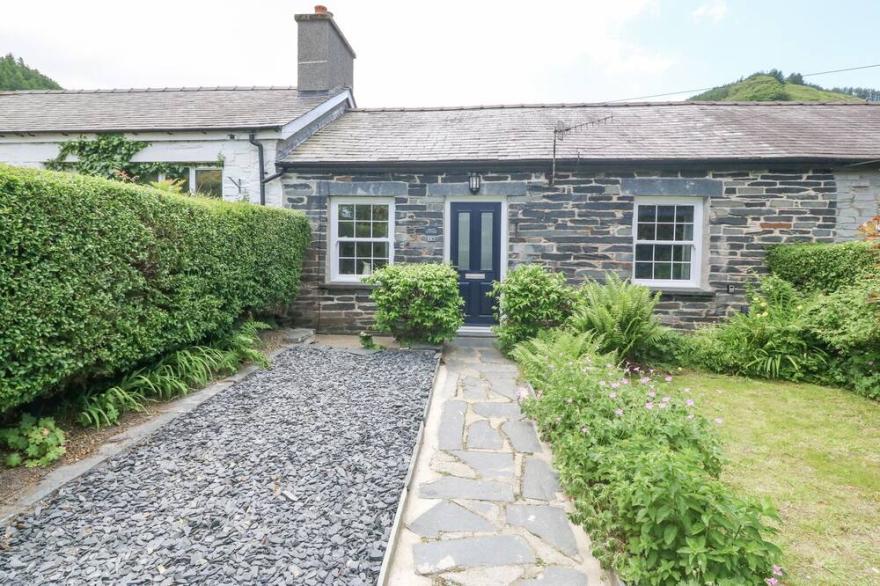 MILO'S COTTAGE, pet friendly, character holiday cottage in Tywyn