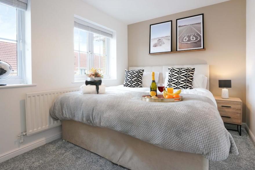 Cosy House with Parking, Wifi, Garden and Smart TV by Yoko Property