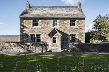 The Farm House at Bogee Farm - sleeps 8 guests  in 4 bedrooms