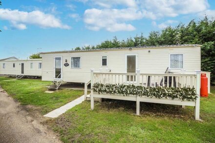 8 berth caravan for hire at Breydon Water Holiday Park in Norfolk ref 10029RP