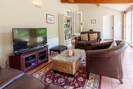 The Cow Barn - sleeps 6 guests  in 3 bedrooms