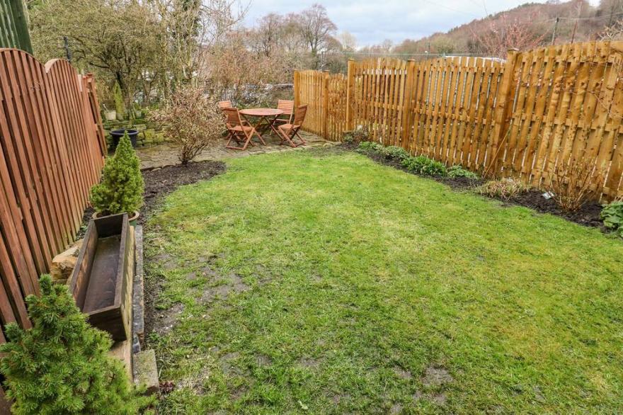 CHERRY TREE COTTAGE, Pet Friendly, With A Garden In Harden