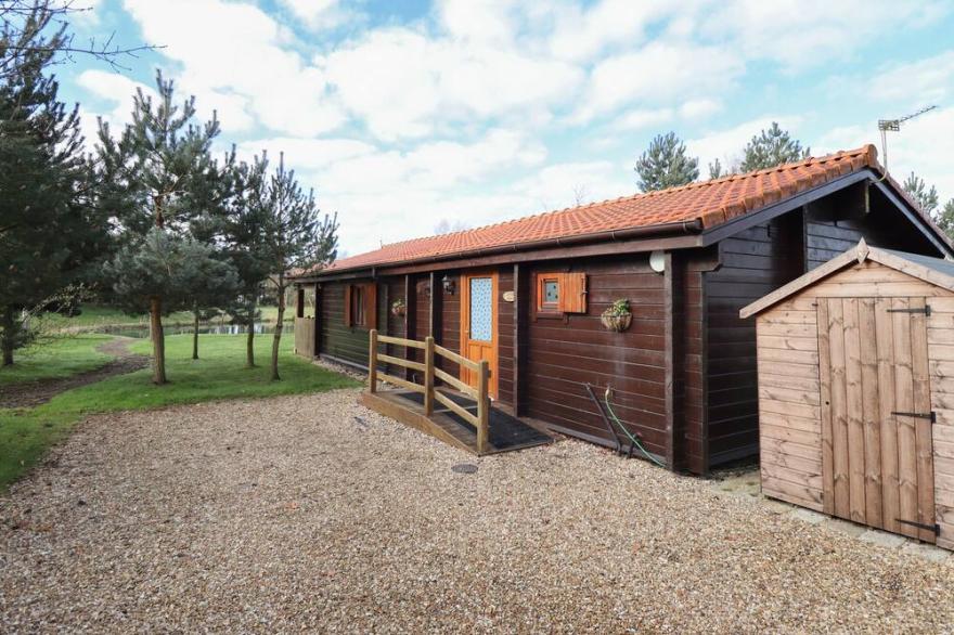 LITTLE OWL LODGE, pet friendly, with hot tub in Bardney