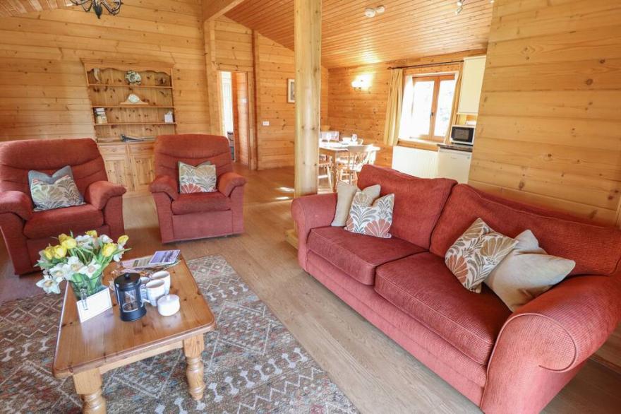 LITTLE OWL LODGE, pet friendly, with hot tub in Bardney