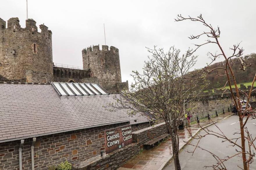 THE OLD COACH HOUSE, Family Friendly In Conwy
