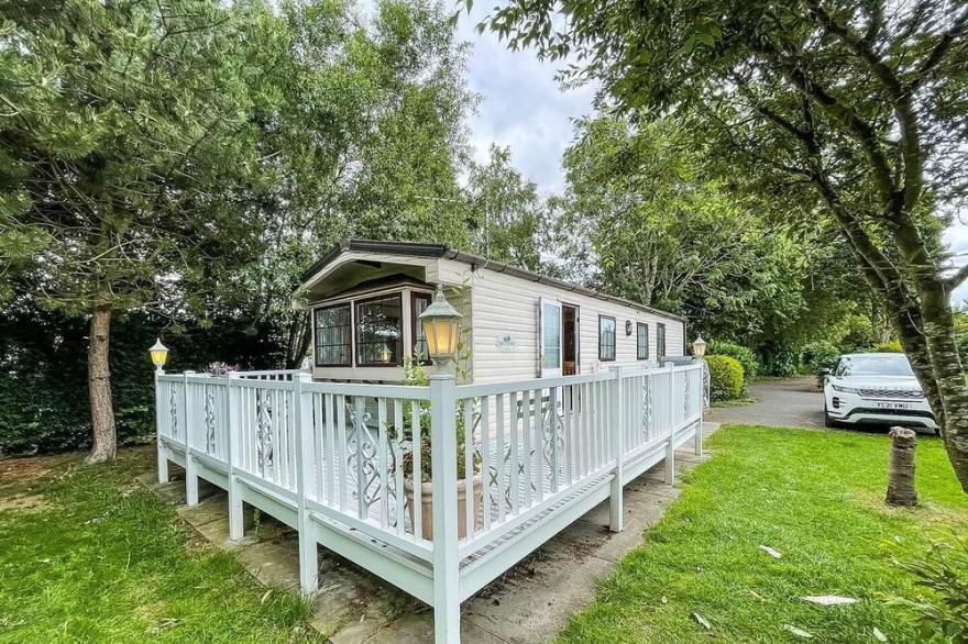 Superb Caravan With Decking At Southview Holiday Park Ref 33093S