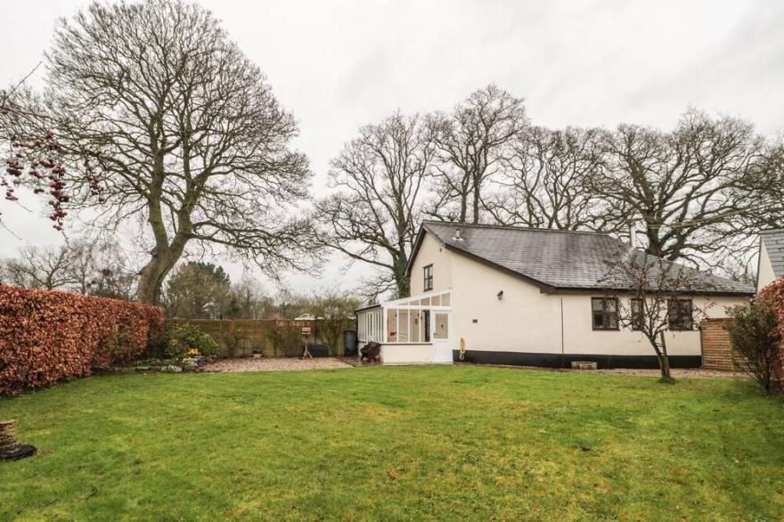 OAK BARN, pet friendly, character holiday cottage in Kentisbeare