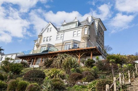 THE TOWER, 5 CORISANDE MANOR, family friendly in Newquay