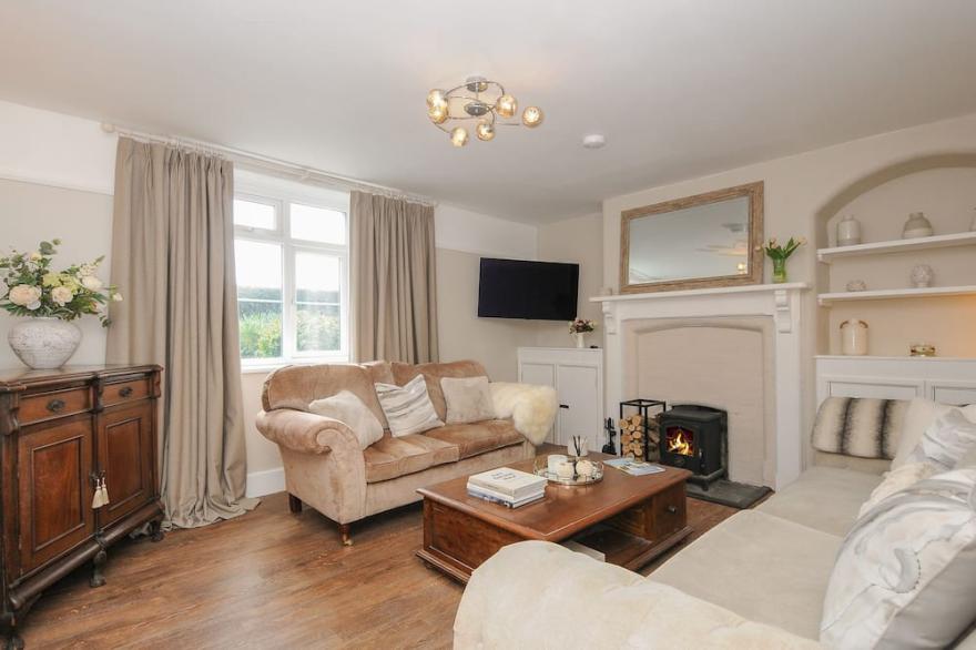 SKYLARKS, pet friendly, character holiday cottage in Looe