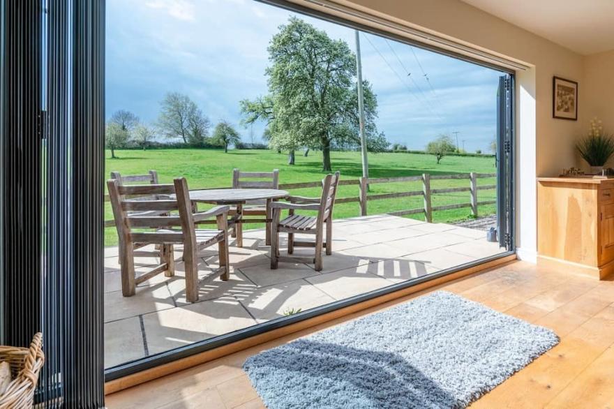 Little Owl Barn - sleeps 4 guests  in 2 bedrooms