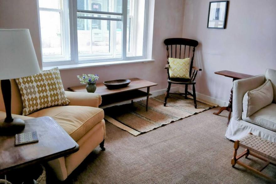 Characterful historic townhouse with sunny courtyard, walking distance to coast.