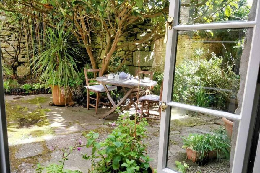 Characterful historic townhouse with sunny courtyard, walking distance to coast.