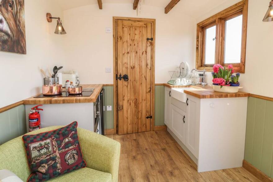 TAWNY, romantic, with hot tub in Morchard Bishop