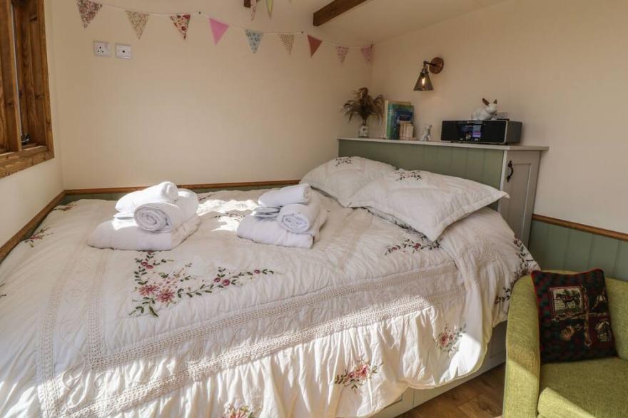 TAWNY, romantic, with hot tub in Morchard Bishop