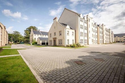 Kinness House | Luxury Apartment | Free Parking