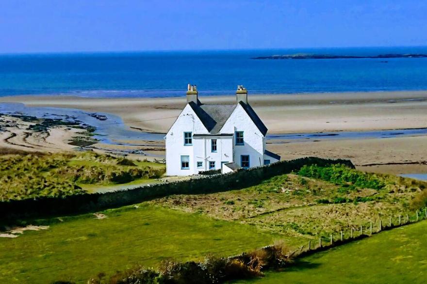 Spacious Seaside Holiday House Right On The Beach