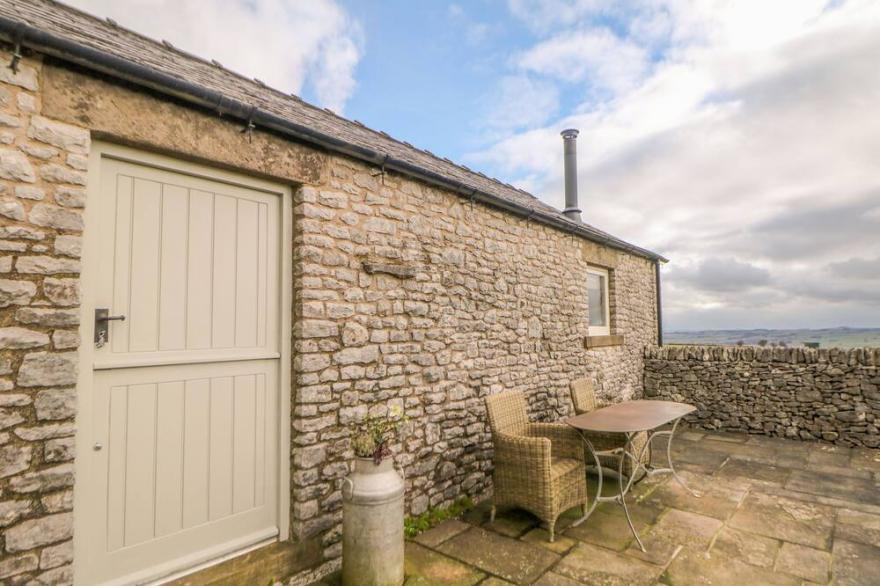 FIVE WELLS BARN, romantic, luxury holiday cottage in Chelmorton