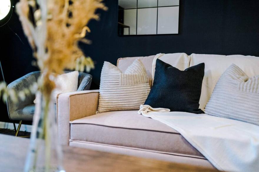 R&R in a Spacious Etihad Townhouse (Secure Parking)