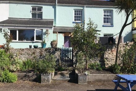 Cosy lakeside cottage in the heart of the village