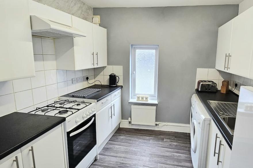 Bella's Place - Newly Refurbished 3 Bedroom Duplex Apartment